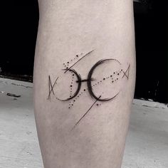 a tattoo on the leg of a person with an eyeball and stars in it