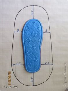 an image of a blue shoe with measurements for the bottom and soles on it