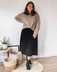 Medium Size Girls Outfits Aesthetic, Medium Size Girls Outfits, Plus Size Autumn Dresses, Plus Size Western Wear, Sweater Over Dress, Transitional Outfits, Capsule Wardrobe Women, Plus Size Looks, Look Plus Size