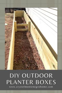 A planter box next to a house with mulch on the bottom Yard Planter Boxes, Plant Boxes Outdoor Diy, Lifted Planter Boxes, Simple Diy Garden Bed, Flower Bed Boxes Raised Planter, Front Yard Flower Box Ideas, Planter Box Against House, Mini Planter Boxes, Diy Greenhouse Planter Boxes