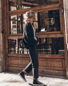 Moto Style Women Outfits, Converse Outfit Woman, Edgy Autumn Outfits, Rock Gig Outfit, Rock Looks For Women, Rock Casual Outfit, Casual Edgy Outfits Grunge, Dr Marten Chelsea Boots Outfit, Womens Converse Outfit