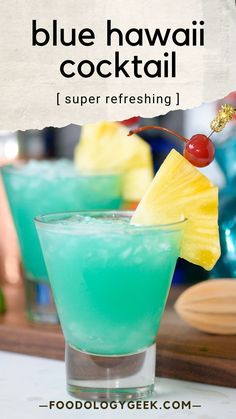 Blue Hawaii Cocktail, Tropical Cocktail Recipes, Famous Cocktails, Geek Food, Batch Cocktails, Beach Drinks, Hawaii Tropical, Refreshing Summer Drinks