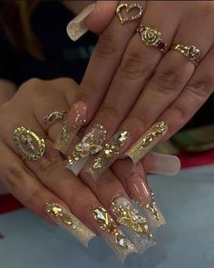 Birthday Nails With Gold, Acrylic Nails Champagne Color, Gold Prom Nail Ideas, White Gold Nails Design Classy, Brown With Gold Nails, Quince Nails Gold, Golden Nails Acrylic, Brown And Gold Nails Acrylic, Gold Nails For Prom