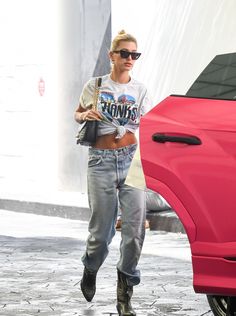 Hailey Bieber Looks, Black Cowboy Boots Outfit, Black Velvet Boots, Cowboy Boots Outfit, Boyfriend Jeans Outfit, Belly Top