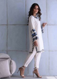 White Suit For Women, Celebrity Outfits To Recreate, Pakistani Suit Design, Formal Suits For Women, Kurti Pant Set, Garba Dress, Flower Machine Embroidery, Party Wear Kurti, Embroidery Dupatta