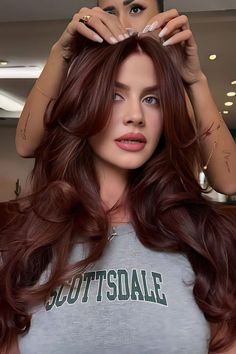 Cherry Cola Voluminous Wavy Hairstyle Cola Hair Color, Cherry Brown Hair, Cherry Cola Hair Color, Cola Hair, Cherry Cola Hair, Cherry Hair Colors, Red Hairstyles, Red Hair Looks, Wine Hair