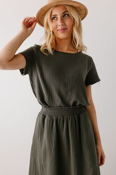 Crafted from lightweight cotton gauze fabric, the 'Cassandra' top exudes a casual yet sophisticated feel that is perfect for any occasion. Whether you're strolling through the farmer's market on a sunny weekend morning or enjoying a brunch with friends, this versatile top is your new go-to choice. Pair with your favorite denim skirt with some comfy sandals for a casual day out or tuck into into a flowy maxi skirt for a touch of sophistication. Exclusively designed by us with you in mind! 100% Co Relaxed Cotton Blouse For Fall, Breezy Cotton Short Sleeve Blouse, Breezy Short Sleeve Cotton Blouse, Flowy Breezy Tops For Daywear, Fall Cotton Tops With Crinkle Texture, Flowy Short Sleeve Breezy Top, Breezy Cotton Top For Day Out, Chic Cotton Tops With Crinkle Texture, Relaxed Summer Tops With Elastic Waistband