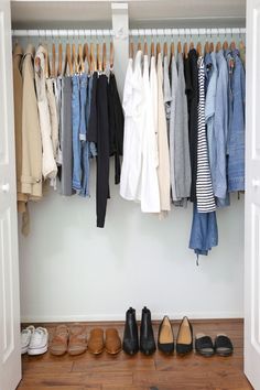 Always looking to simplify! How To Clean Your Closet, Pick Clothes, Neat Closet, Clean Mind, Clean Closet, Minimalist Moda, Average Woman, Neutral Capsule Wardrobe, Classy Yet Trendy