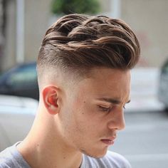 De um tempo para cá os caras estão cada vez mais preocupados com os cuidados e antenados nas novidade de cortes de cabelo, procurando se informar cada vez mais sobre… Mens Medium Length Hairstyles, Spring Haircuts, Comb Over Haircut, Power Electronics, Ipad Accessories