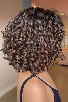 Cachos curtos Curly Hair Color 2023 Trends, Fine 3b Curly Haircut, Short Curly Haircuts With Highlights, Curly 3a Haircut, 3a3b Curly Hair, Medium Length Curly Brown Hair With Highlights, Curly Hair Trends 2023, Short Brown Curly Hair With Highlights, Chocolate Highlights On Dark Hair Curly