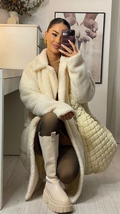 Chunky Boots Beige, Beige Chunky Boots Outfit, Beige Winter Jacket, Long Jacket Outfit, Chunky Boots Outfit, Beige Boots Outfit, Puffer Coat Outfit, Beige Puffer