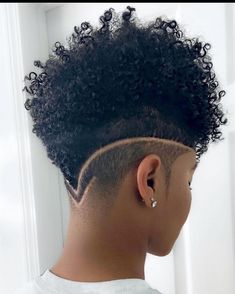 It’s all in the cut✂️😍⁣
⁣
Flaunting her signature style ✨ @dreamcutsbarberlounge & @iam.tiffany.renee⁣ 💇🏽‍♀️💈⁣⁣ Natural Hair Haircuts, Short Natural Haircuts, Short Hair Designs, Shaved Side Hairstyles, Shaved Hair Designs, Tapered Natural Hair, Tapered Hair