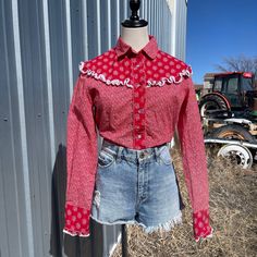 "^ Red & White Custom Made Western Blouse with Pearl Snap Front  and Cuff. This has mixed large and small floral print fabric on yoke and placket. This has a rounded prairie style collar and white ruffled lace front and back yoke and cuff. Size: M? (see measurements below) Size Label Vintage: no label Content: Cotton Label: Custom Made by Kitty Miller ^ Please note specific garment measurements below: * measurements taken flat * Bust: 19\" armpit to armpit when closed (38\" doubled)  Length: 25\ Spring Western Red Tops, Western Red Tops For Spring, Western Style Red Tops For Spring, Pearl Snap Shirts Women Outfit, Vintage Western Outfits, Vintage Americana Fashion, Cherry Cuddler, Vintage Western Fashion, Denim Cowgirl