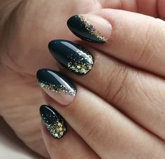 Emerald Wedding Nails, Green And Gold Almond Nails, Green New Years Nails, Forest Green Nails With Gold, Green With Gold Nails, Green And Gold Nails Short, Emerald Green And Gold Nails Design, Deep Green Nails Designs, Dark Green Holiday Nails