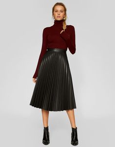 Faux leather pleated skirt - Skirts and pinafore dresses | Stradivarius Egypt Black Pleated Skirt Outfit, Leather Skirt Outfit, Faux Leather Midi Skirt, Black Leather Skirt, Midi Skirt Outfit, Leather Pleated Skirt, Cooler Look, Pleated Midi Skirt