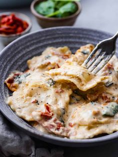 Indulge in this creamy Tuscan ravioli made with the most mouthwatering sun-dried tomato sauce! It's one of the best pasta dishes you'll make, and it's ready in less than 30 minutes. The perfect dinner for busy weeknights! Creamy Tuscan Ravioli, Tuscan Ravioli, Creamy Ravioli, Garlic Tortellini, Tuscan Garlic Chicken, Sun Dried Tomato Sauce, Best Pasta Dishes, Easy Meals For Two, Best Pasta