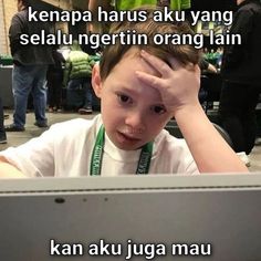 a young boy sitting in front of a laptop computer with the caption that reads, kepa harus aku yang se