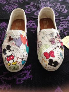 Disney shoes on Etsy, $111.42 CAD Tom Shoes, Toms Shoes Women, Cheap Toms Shoes, Painted Canvas Shoes, Disney Toms, Toms Shoes Outlet, Disney Inspired Fashion, Black Toms, Creative Shoes