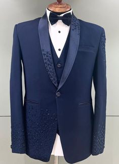 Navy blue party wear suit set of 6 pieces includes jacket with work as shown in image , a vest /waistcoat , pant, pocket square , bow tie and a white plain shirt (shirt not as shown)  to catch the eyeballs in event.  *𝐓𝐞𝐱𝐭 𝐦𝐞 𝐢𝐧 𝐭𝐡𝐞 𝐦𝐞𝐬𝐬𝐚𝐠𝐞 𝐬𝐞𝐜𝐭𝐢𝐨𝐧 𝐟𝐨𝐫 𝐚𝐧𝐲 𝐪𝐮𝐞𝐫𝐲.  * Connect me if your chest is above 44 inches  * ■𝙁𝙖𝙗𝙧𝙞𝙘 :- premium terry rayon   📌𝙉𝙊𝙏𝙀:- ---------------  𝙋𝙊𝙎𝙎𝙄𝘽𝙄𝙇𝙄𝙏𝙔 𝙊𝙁 𝙇𝙄𝙏𝙏𝙇𝙀 𝘿𝙀𝙑𝙄𝘼𝙏𝙄𝙊𝙉 𝙄𝙉 𝘾𝙊𝙇𝙊𝙍 𝘿𝙐? Embroidery Coat Pant For Men, Navy Blue Coat Outfit Men, Navy Blue Tuxedo Wedding, Navy Tuxedo Wedding, Men Blue Suit, Navy Blue Coat Outfit, Navy Blue Suit Men, Blue Colour Suit, Blue Coat Outfit