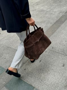 Suede Bag Outfit, Suede Bag, Brown Bag, Bags Aesthetic, Bag Trends, Mode Inspo, Brown Bags, Mini Tote