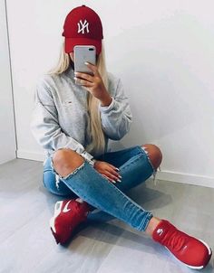 Outfit Red, Sweatshirt Outfit, Red Sneakers, Sneakers Outfit, Outfit Posts, Outfits Casuales, Comfy Outfits