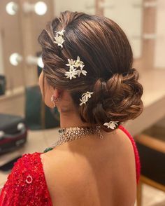 Indian Bun Hairstyles, Loose Bun Hairstyles, Lehenga Hairstyles, Hairstyles For Gowns, Side Bun Hairstyles, Hair Style On Saree, Wedding Bun Hairstyles, Engagement Hairstyles, Bridal Bun