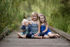 Siblings Picture Ideas, Posing Families, Sibling Photography Poses, Sibling Photo Shoots, 3 Siblings, Large Family Poses, Three Siblings, Sibling Pictures, Sister Photography