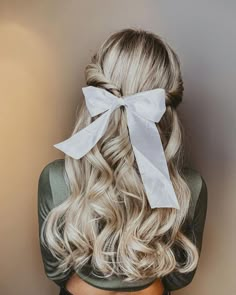 White Hair Bow Bride, Wedding Hair With Bow Veil, Bride Hair With Bow, Bride Hairstyles With Bow, Wedding Hairstyles With Bow, Wedding Hair With Bow, Cute Hairstyles With A Bow, Hair With Bows Hairstyles, Hair With Bow