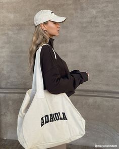 New Balance 530 Outfit, Tote Bag Outfit, Gym Tote, Sporty And Rich, Bags Aesthetic, Eco Bag, Black Cap, Lifestyle Clothing, Oversize Hoodie