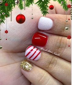 Christmas Nails Dnd Gel, Christmas Nails Multi Color, Cute Christmas Toe Nails, Holiday Nails And Toes, Dnd Christmas Nails, Christmas Powder Dipped Nails, New Years Gel Nails Ideas, Christmas Dipped Nails, Mommy Daughter Nails