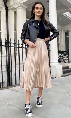 Beige Skirt Outfit, Pleated Midi Skirt Outfit, Pleated Skirt Outfits, Skirt Outfits Aesthetic, Black Skirt Outfits, Pleated Skirt Outfit, Skirt Outfits Fall, Midi Skirt Outfit, Winter Skirt Outfit