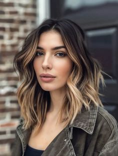 Short Dark Brown Balayage Hair, Dark Hair Roots With Blonde, Dark Roots Blonde Tips, Lived In Balayage Dark Roots, Brunette Roots Blonde Hair, Dark Roots Brown Hair Balayage, Dark Blonde Balayage Bob, Root Smudge Brunette, Blond Dark Roots