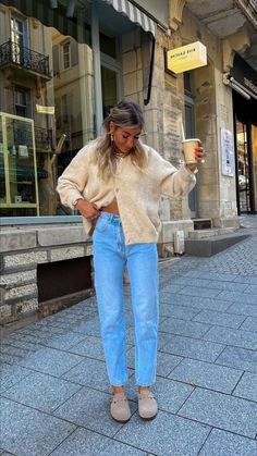 Get inspired with 35+ Fall Outfits You Can’t Get Around on Pinterest This Year! From cute fall outfits to ținută casual looks, these styles are a must-try. Explore overalls outfit ideas and embrace the aesthetic overalls outfit trend. Whether you’re at a pumpkin stand or channeling the VSCO girl aesthetic, these outfits will keep you stylish all season. Find outfit inspo cute enough for any occasion, and don't forget to check out cute pose ideas to capture the perfect shot! Styling Boston Clogs, Birkenstock Outfit, Stile Hijab, Mode Zara, Fall Transition Outfits, Moda Chic, Transition Outfits