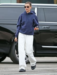 Hailey Bieber Winter Outfits, Hailey Bieber Winter, Long Puffer Coat Outfit, Parisian Style Outfit, Hailey Baldwin Style, Models Off Duty Style, Outfit Formulas