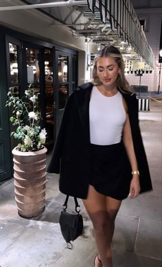 Smart Casual Skirt Women, Out For Dinner Outfit Winter, Smart Casual Restaurant Outfit, Smart Causal Outfits Women For Dinner, Smart Casual For Dinner, Smart Casual Dinner Outfit Women, Smart Casual Skirt Outfit, Drinks Outfit Evening, Smart Casual Dinner Outfit