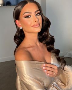 Exude old Hollywood glamour with these luscious satin curls. The hair is parted deeply to one side, with glossy, structured waves that frame the face beautifully. Ideal for a prom night, this look pairs wonderfully with a chic dress to create a timeless appearance. / Photo Credit: Instagram @derya_makeupartist Hollywood Glam Hair, Glamorous Wedding Makeup, Perfect Wedding Makeup, Glam Wedding Makeup, Wedding Hairstyles Bride