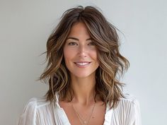 40 Stunning Face-Framing Layers For Ladies With Medium Hair Shoulder Length Wavy Hair, Collarbone Length Hair, Shoulder Length Layered Hair, Wavy Hairstyles Medium, Thick Wavy Hair, Layered Haircuts For Medium Hair, Medium Layered Haircuts, Medium Length Hair With Layers, Wavy Haircuts