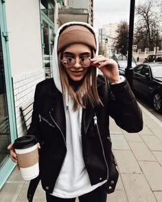 Casual laid back look. Oversized hoodie with a leather moto jacket on top. Women’s fashion Stem Outfits Style, Looks Hip Hop, Cruise 2023, Purple Outfit, Neue Outfits, Tomboy Outfits, Tomboy Style Outfits, Outfit Trends, Hoodie Outfit