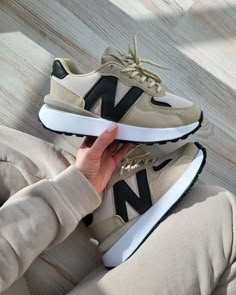 New Balance Sporty Chunky Sneakers For Sports, Casual New Balance Platform Sneakers For Streetwear, Sporty Beige Chunky Sneakers For Streetwear, Sporty Beige New Balance Sneakers, Luxury Beige New Balance Sneakers, Plateau Sneaker, Sporty Shoes, Jordans Girls