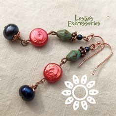 Ces boucles d'oreilles sont lumineuses et de couleur forte. Ils peuvent être portés avec un jean bleu en automne ou un cardigan de couleur printanière au printemps.  Les perles les rendent habillées si vous voulez qu'elles le soient. Les métaux rustiques cuivrés les habillent pour un jean. Perles d'eau douce orange Perles boutonnées d'eau douce bleu Montana Perles de verre tchèques rustiques vertes Accents de cuivre Câbles d'oreilles plaqués cuivre ☮️La collection Boho - Qu'est-ce qui m'inspire Long Beaded Earrings, Metal Dress, Colored Earrings, Bohemian Style Jewelry, Pearls Earrings, Boho Style Earrings, Copper Accents, Custom Gift Boxes, Freshwater Pearls Earrings