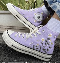 Purple Converse Outfit, Pretty Converse, Lilac Converse, Fem Outfits, Converse Embroidery, Knee High Converse, High Converse, Converse Aesthetic, Purple Converse