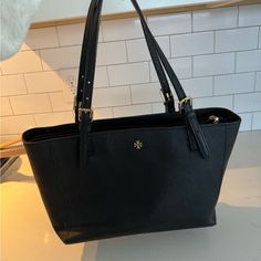 Excellent Condition. No Low Balls Tory Burch Robinson Tote, Tory Burch Robinson, Tory Burch Bags, Tory Burch Bag, Tory Burch, Bag Lady, Purse, Purses And Bags, Women Shopping