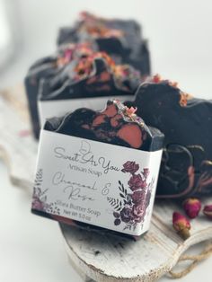 You will love this Charcoal Rose soap 🖤 This luxury soap, smells amazing with delicates notes of sandalwood and rose. Enriched with Organic Shea Butter, organic activated charcoal and luxurious oils you'll feel your skin pampered. Charcoal Rose soap is a cleansing bar made with activated charcoal, which helps remove dirt, oil, and impurities from the skin. It's great for deep cleaning and leaves your skin feeling fresh and smooth.  My soaps are 100 % hand-made always using organic and sustainab Artisan Soap Design, Cold Process Soap Designs, Fancy Soap, Unique Soap, Charcoal Soap, Shea Butter Soap, Rose Soap, Luxury Soap, Organic Shea Butter