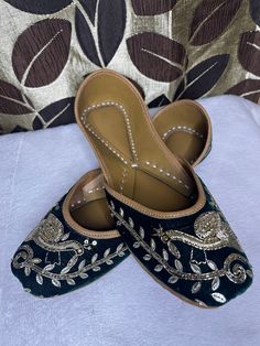 Traditional, handmade Punjabi jutti for women. Length: 10in/25.5cm  Width: 3.25in/8.5cm Estimated size: US Women's 6 UK Women's 4 Festive Flats For Transitional Season, Transitional Season Cutdana Flats, Handmade Festive Flats With Round Toe, Handmade Festive Slip-on Flats, Festive Handmade Slip-on Flats, Handmade Closed Toe Flats For Festive Season, Jutti Punjabi, Punjabi Jutti, Richmond Hill