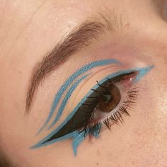 Blue Graphic Liner, Maquillage On Fleek, Funky Makeup, Cute Eye Makeup, Work Makeup