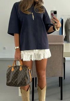 Outfits 2025 Trends, Miami Winter Outfits, Spring Europe Outfits, Outfits With Belts, Cold Game Day Outfit, Black Going Out Outfit, Chic Night Out Outfit, Outfit Concert, Feather Top