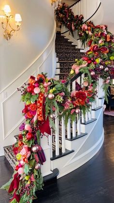 Terri Anne Irlbeck on Instagram: "I’m here to remind you that your Holiday decor can be whatever color you want it to be!   #graceharriscollection #holidaydecorating #luxuryholidaydecor #dstevensribbon #christmasdecorating #preppygrandhome #graciouslivingstyle #colorfullycollected" Banister Garland, 1920s Christmas, Hosting Inspiration, Staircase Garland, Christmas Banister, Yule Celebration, Christmas Stairs, Christmas Staircase