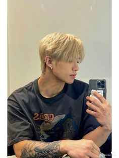 Blonde Ulzzang Boy, Bleached Hair Asian, Blonde Asian Guy, Asian Bleached Hair, Blonde Hair Japanese, Korean Haircut Men, Cute Guy Haircuts, Tattoo Guys, Asian Boy Haircuts