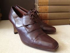 Italian Leather Oxfords with French Toe Handmade Mahogany Brown Heeled Size 8.5 M Vintage Brown Leather Oxfords With Leather Sole, Formal Brown Boots With Laces, Brown Closed Toe Lace-up Shoes With Leather Lining, Vintage Leather Lace-up Office Shoes, Vintage Brown Leather Boots For Formal Occasions, Formal Closed Toe Boots, Vintage Leather Lace-up Shoes With Pointed Toe, Vintage Leather Lace-up Shoes With Leather Footbed, Vintage Leather Shoes With Laces