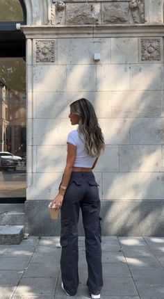 Laid Back Going Out Outfits, End Of Summer Going Out Outfits, Women’s Summer Streetwear, Casual Lunch Date Outfit Summer, Cargo School Outfit, Layering Basics Outfit, Las Angeles Outfits, 60 70 Degree Weather Outfit, Athletic Clothes Aesthetic